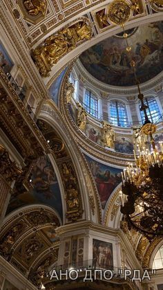 Стопка старинных книг в библиотеке